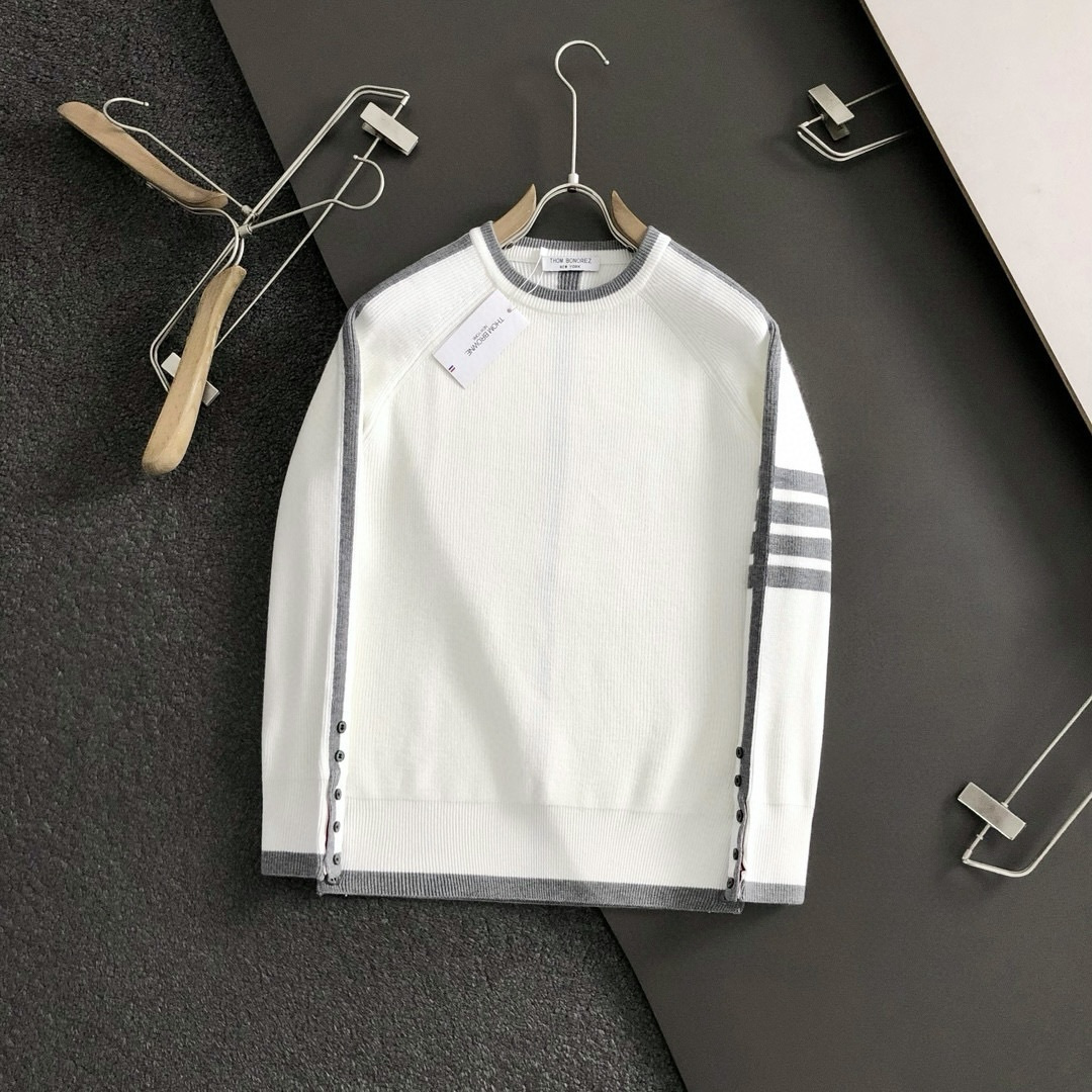 Tb*合身版型M-xxxl2025秋冬圆领羊毛衫，以白蓝提花元素点缀为主调，融入下摆织带开衩元素，打破传