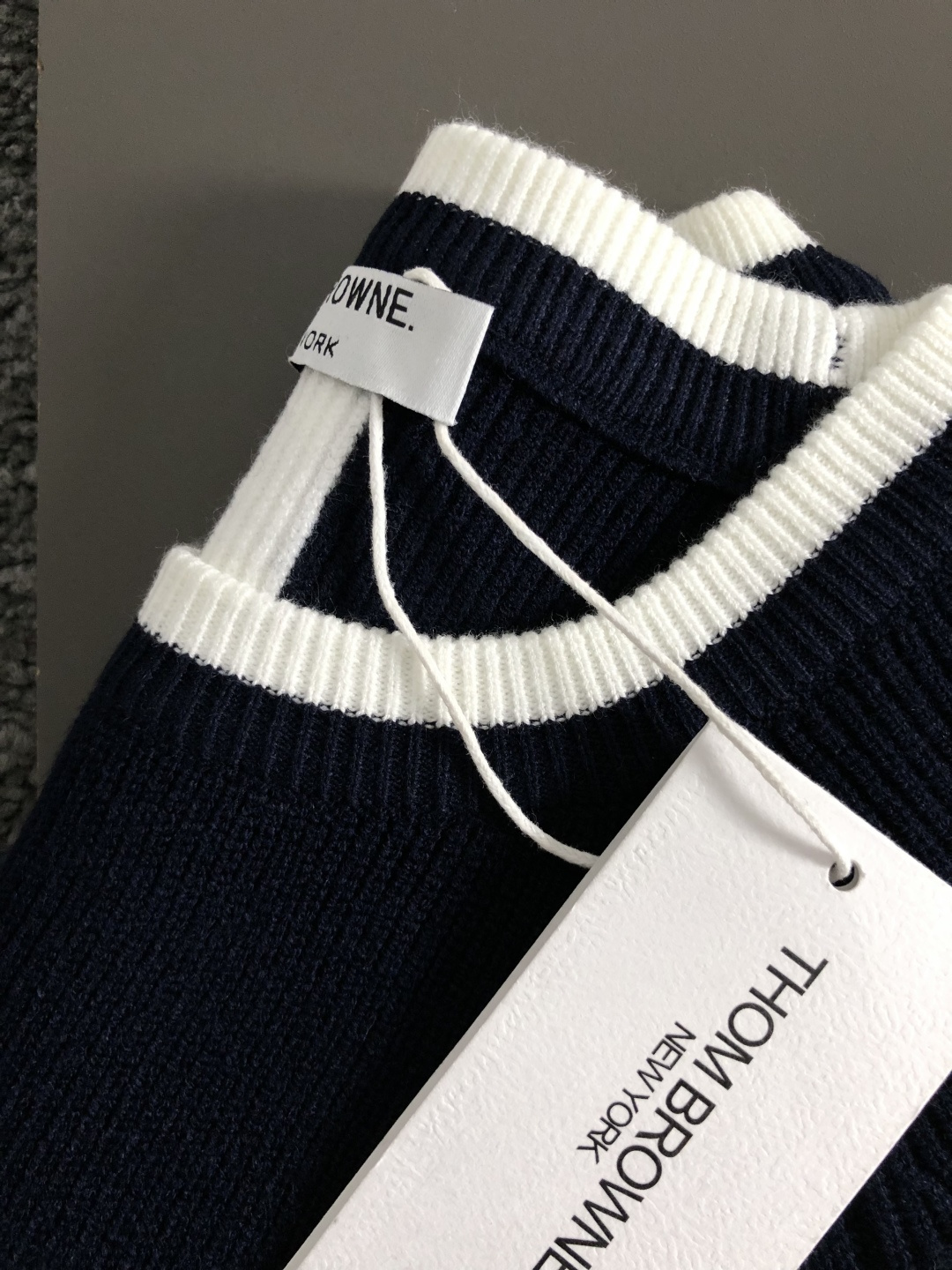 Tb*合身版型M-xxxl2025秋冬圆领羊毛衫，以白蓝提花元素点缀为主调，融入下摆织带开衩元素，打破传