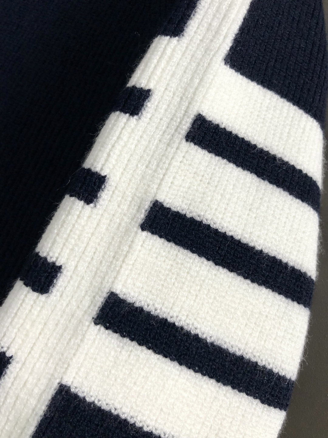 Tb*合身版型M-xxxl2025秋冬圆领羊毛衫，以白蓝提花元素点缀为主调，融入下摆织带开衩元素，打破传