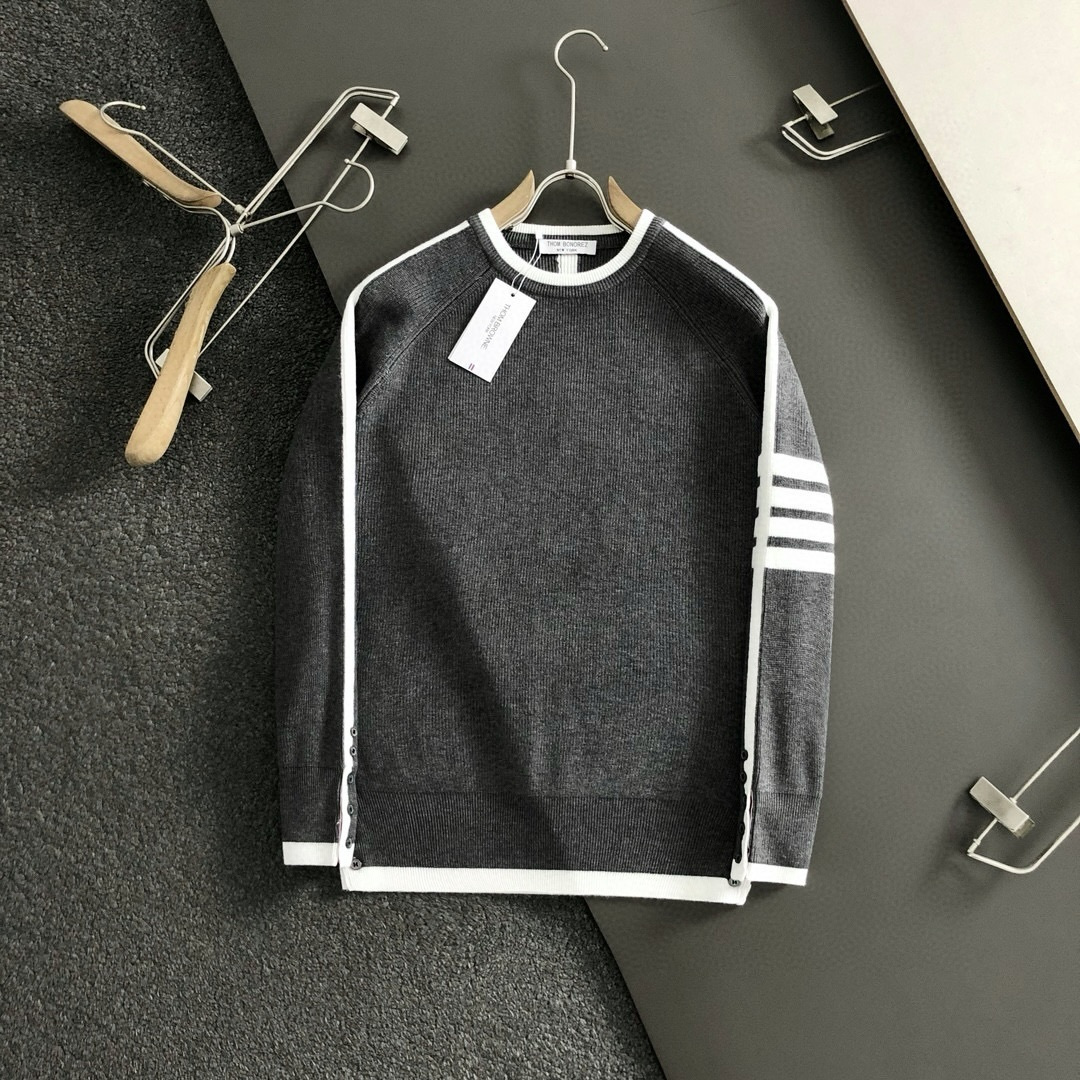 Tb*合身版型M-xxxl2025秋冬圆领羊毛衫，以白蓝提花元素点缀为主调，融入下摆织带开衩元素，打破传