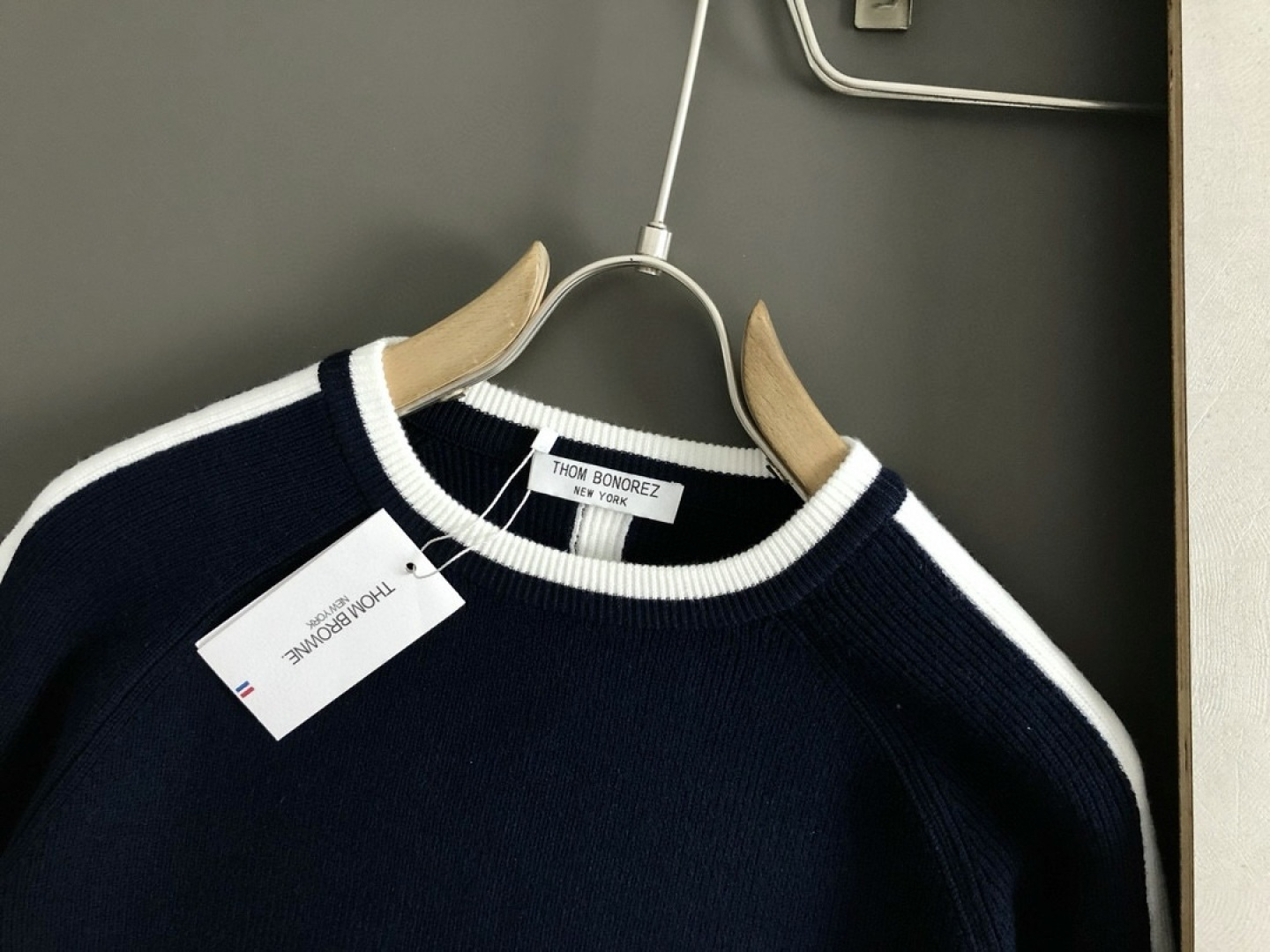 Tb*合身版型M-xxxl2025秋冬圆领羊毛衫，以白蓝提花元素点缀为主调，融入下摆织带开衩元素，打破传