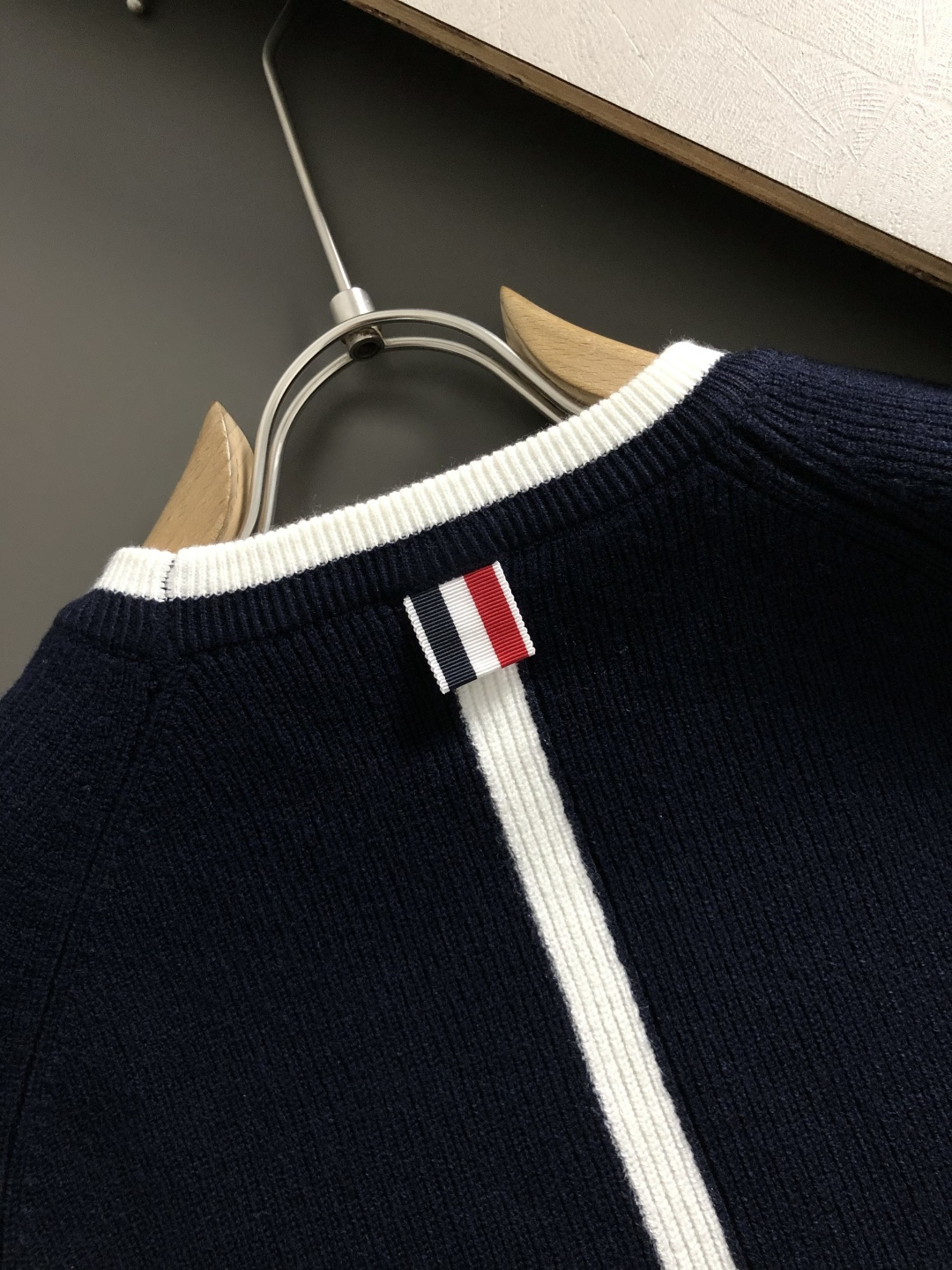 Tb*合身版型M-xxxl2025秋冬圆领羊毛衫，以白蓝提花元素点缀为主调，融入下摆织带开衩元素，打破传