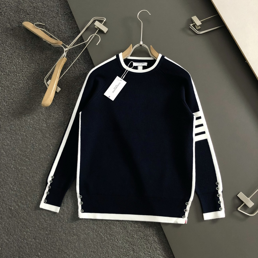 Tb*合身版型M-xxxl2025秋冬圆领羊毛衫，以白蓝提花元素点缀为主调，融入下摆织带开衩元素，打破传