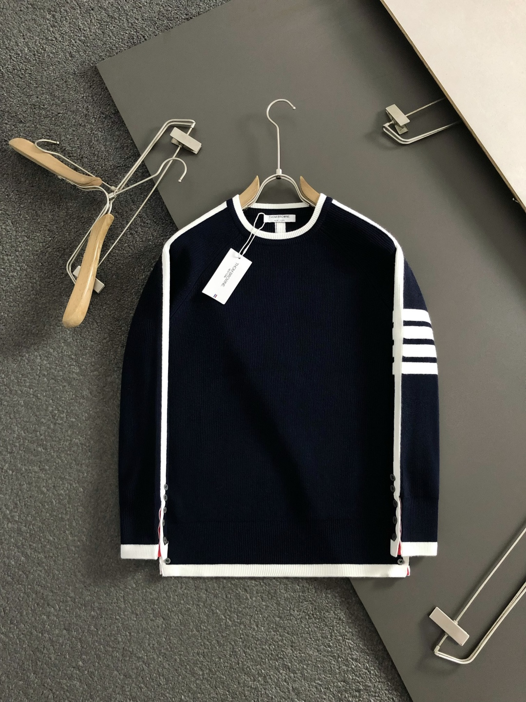 Tb*合身版型M-xxxl2025秋冬圆领羊毛衫，以白蓝提花元素点缀为主调，融入下摆织带开衩元素，打破传