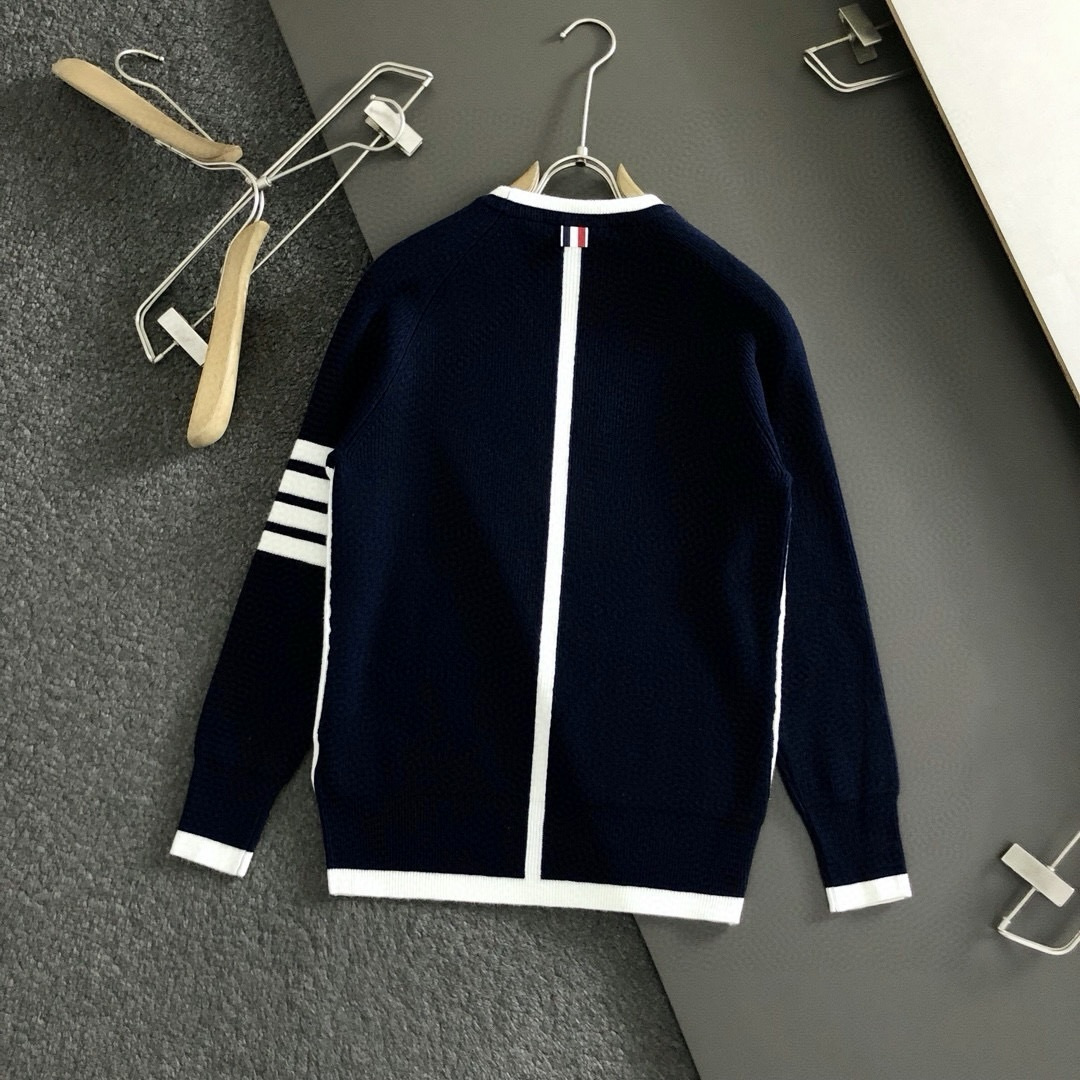 Tb*合身版型M-xxxl2025秋冬圆领羊毛衫，以白蓝提花元素点缀为主调，融入下摆织带开衩元素，打破传