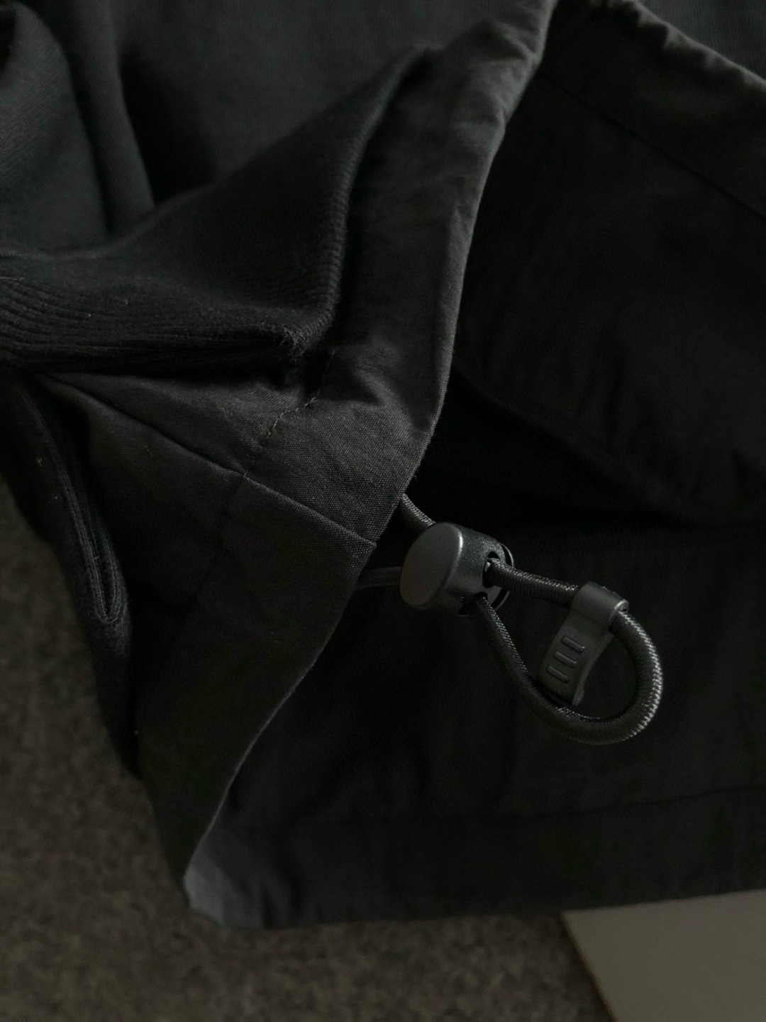 PRAD*微宽版型M-XXl2025秋冬新款拼接款金属三角标连帽卫衣，精致工艺专柜面料，顶级元素融合打造