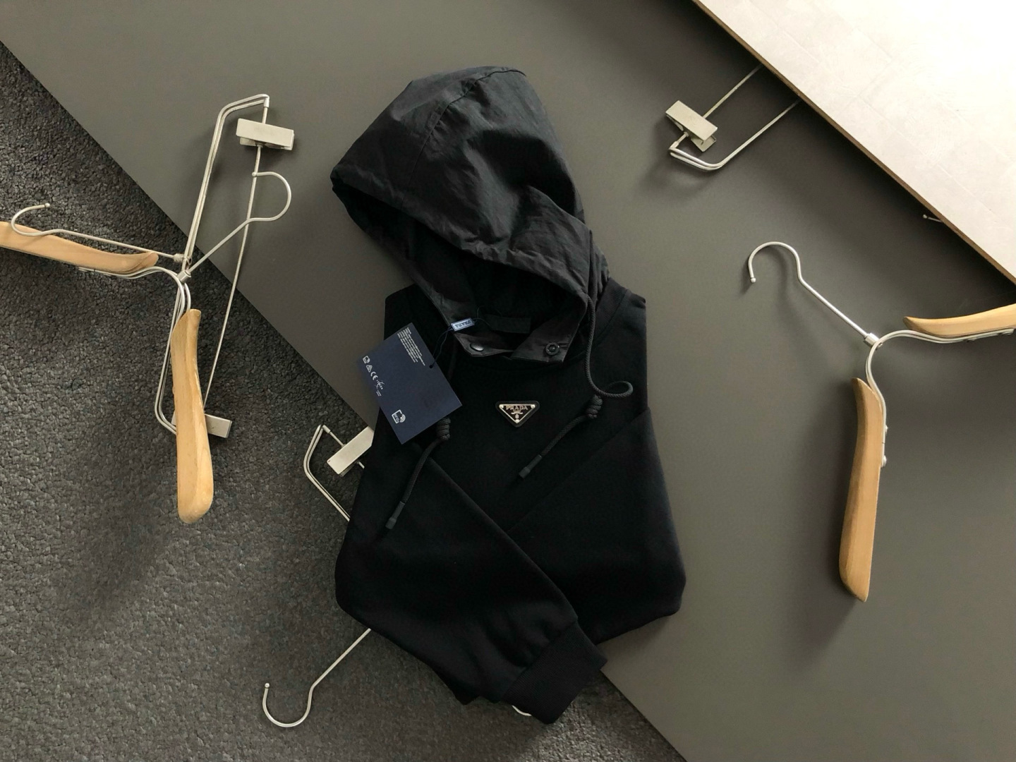 PRAD*微宽版型M-XXl2025秋冬新款拼接款金属三角标连帽卫衣，精致工艺专柜面料，顶级元素融合打造