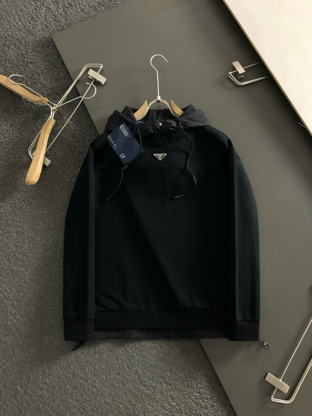 PRAD*微宽版型M-XXl2025秋冬新款拼接款金属三角标连帽卫衣，精致工艺专柜面料，顶级元素融合打造