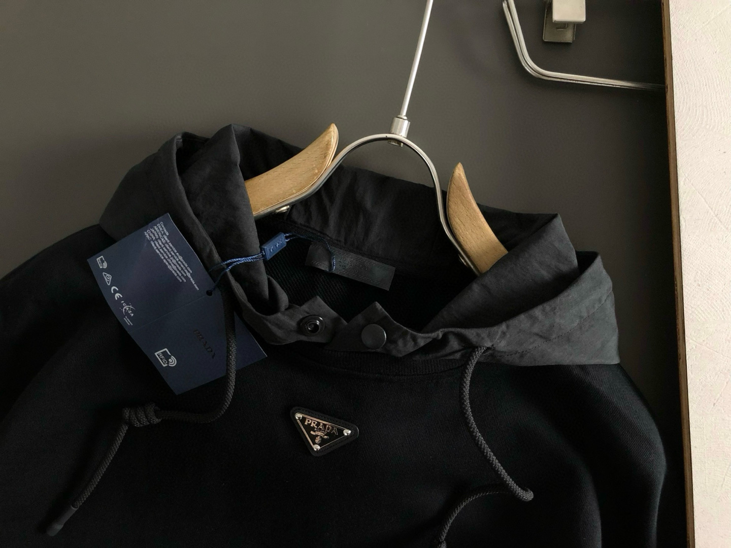 PRAD*微宽版型M-XXl2025秋冬新款拼接款金属三角标连帽卫衣，精致工艺专柜面料，顶级元素融合打造