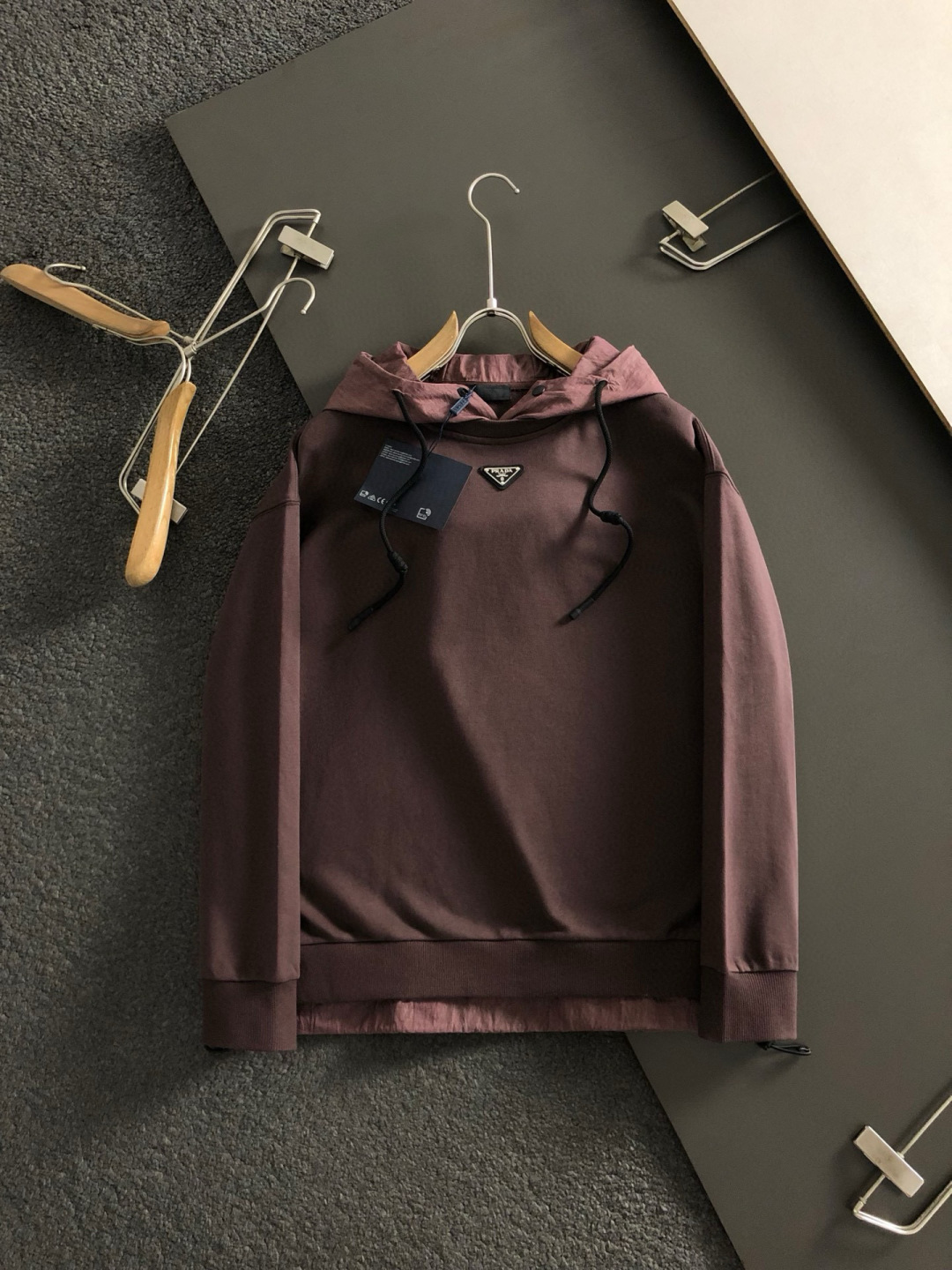 PRAD*微宽版型M-XXl2025秋冬新款拼接款金属三角标连帽卫衣，精致工艺专柜面料，顶级元素融合打造