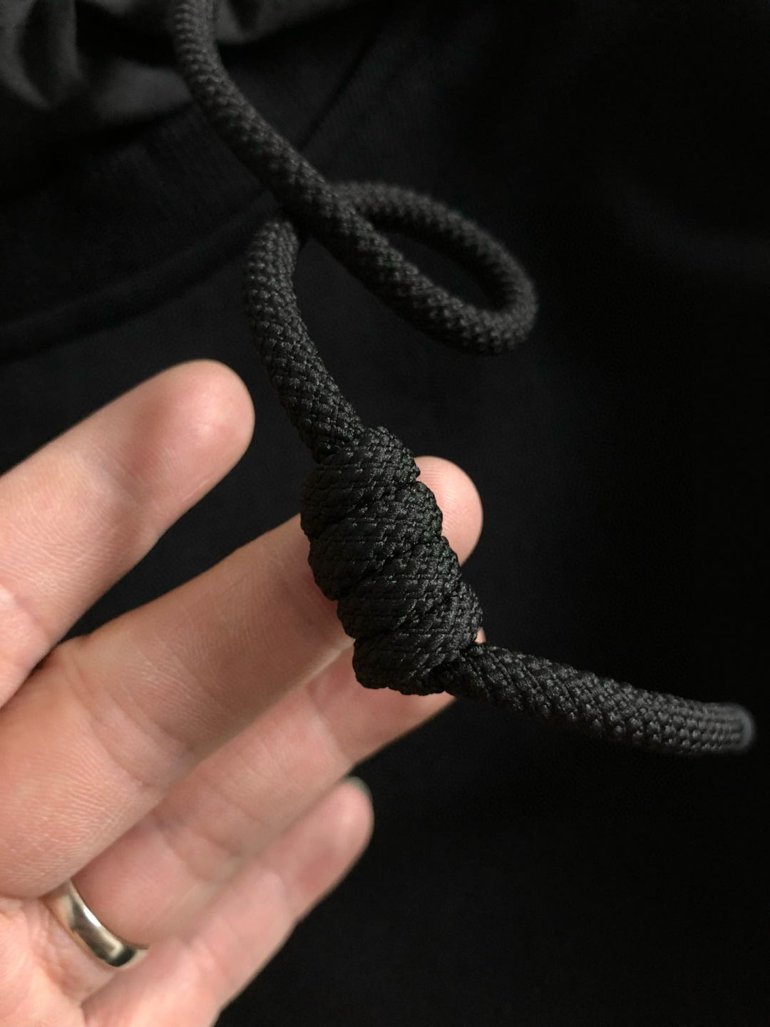 PRAD*微宽版型M-XXl2025秋冬新款拼接款金属三角标连帽卫衣，精致工艺专柜面料，顶级元素融合打造