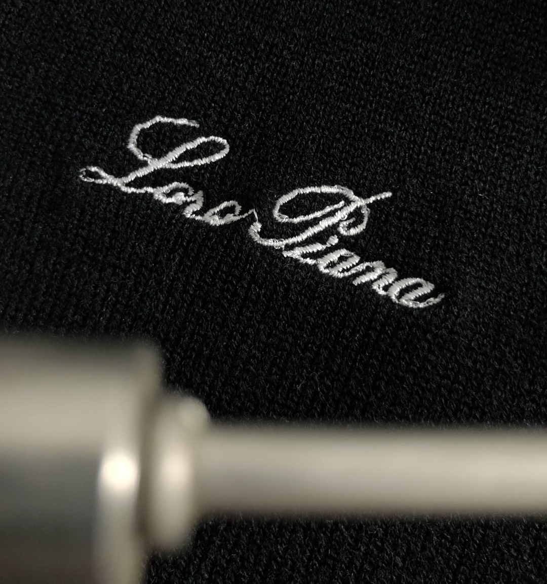 P200 LP*合身版型M-xxxl
2025秋冬潮牌黑白撞色羊毛衫,以海鸥领口工艺元素点缀为主调,巧妙刺绣字母搭配元素,打破传统羊毛的单调感,彰显个性与不羁。立体剪裁贴合身形,设计利落有型,轻松拉长腿部线条,打造随性洒脱的休闲风格。优质面料舒适保暖,兼具保温性与舒适感,适合日常出街或轻户外场景。细节后背三角提花点缀,增添时尚质感,无论是搭配T恤牛仔裤的休闲look,还是叠的混搭风,都能轻松驾驭,是秋冬过渡季不可或缺的时尚单品。
现货颜色 黑色 米色