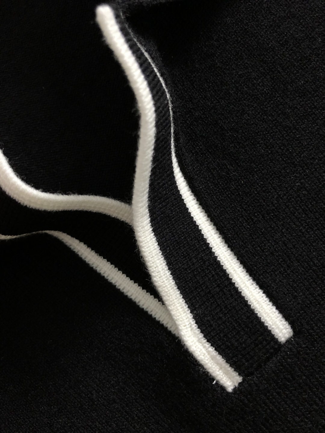 P200 LP*合身版型M-xxxl
2025秋冬潮牌黑白撞色羊毛衫,以海鸥领口工艺元素点缀为主调,巧妙刺绣字母搭配元素,打破传统羊毛的单调感,彰显个性与不羁。立体剪裁贴合身形,设计利落有型,轻松拉长腿部线条,打造随性洒脱的休闲风格。优质面料舒适保暖,兼具保温性与舒适感,适合日常出街或轻户外场景。细节后背三角提花点缀,增添时尚质感,无论是搭配T恤牛仔裤的休闲look,还是叠的混搭风,都能轻松驾驭,是秋冬过渡季不可或缺的时尚单品。
现货颜色 黑色 米色