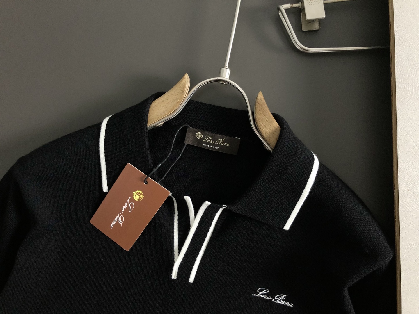 P200 LP*合身版型M-xxxl
2025秋冬潮牌黑白撞色羊毛衫,以海鸥领口工艺元素点缀为主调,巧妙刺绣字母搭配元素,打破传统羊毛的单调感,彰显个性与不羁。立体剪裁贴合身形,设计利落有型,轻松拉长腿部线条,打造随性洒脱的休闲风格。优质面料舒适保暖,兼具保温性与舒适感,适合日常出街或轻户外场景。细节后背三角提花点缀,增添时尚质感,无论是搭配T恤牛仔裤的休闲look,还是叠的混搭风,都能轻松驾驭,是秋冬过渡季不可或缺的时尚单品。
现货颜色 黑色 米色