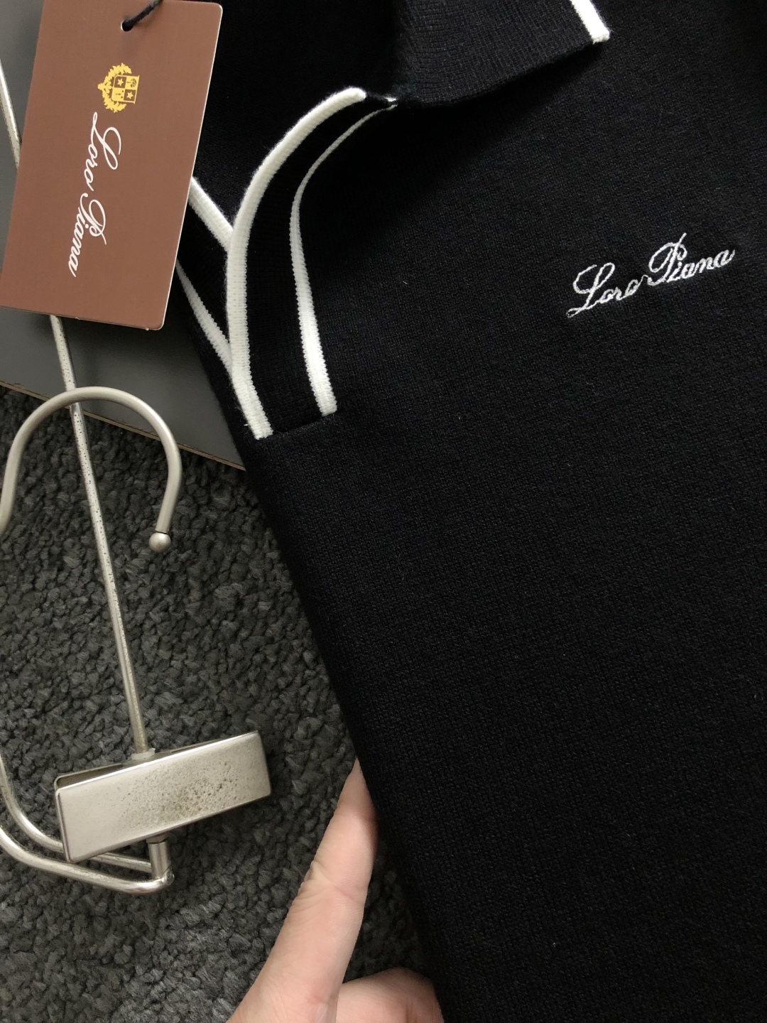 P200 LP*合身版型M-xxxl
2025秋冬潮牌黑白撞色羊毛衫,以海鸥领口工艺元素点缀为主调,巧妙刺绣字母搭配元素,打破传统羊毛的单调感,彰显个性与不羁。立体剪裁贴合身形,设计利落有型,轻松拉长腿部线条,打造随性洒脱的休闲风格。优质面料舒适保暖,兼具保温性与舒适感,适合日常出街或轻户外场景。细节后背三角提花点缀,增添时尚质感,无论是搭配T恤牛仔裤的休闲look,还是叠的混搭风,都能轻松驾驭,是秋冬过渡季不可或缺的时尚单品。
现货颜色 黑色 米色