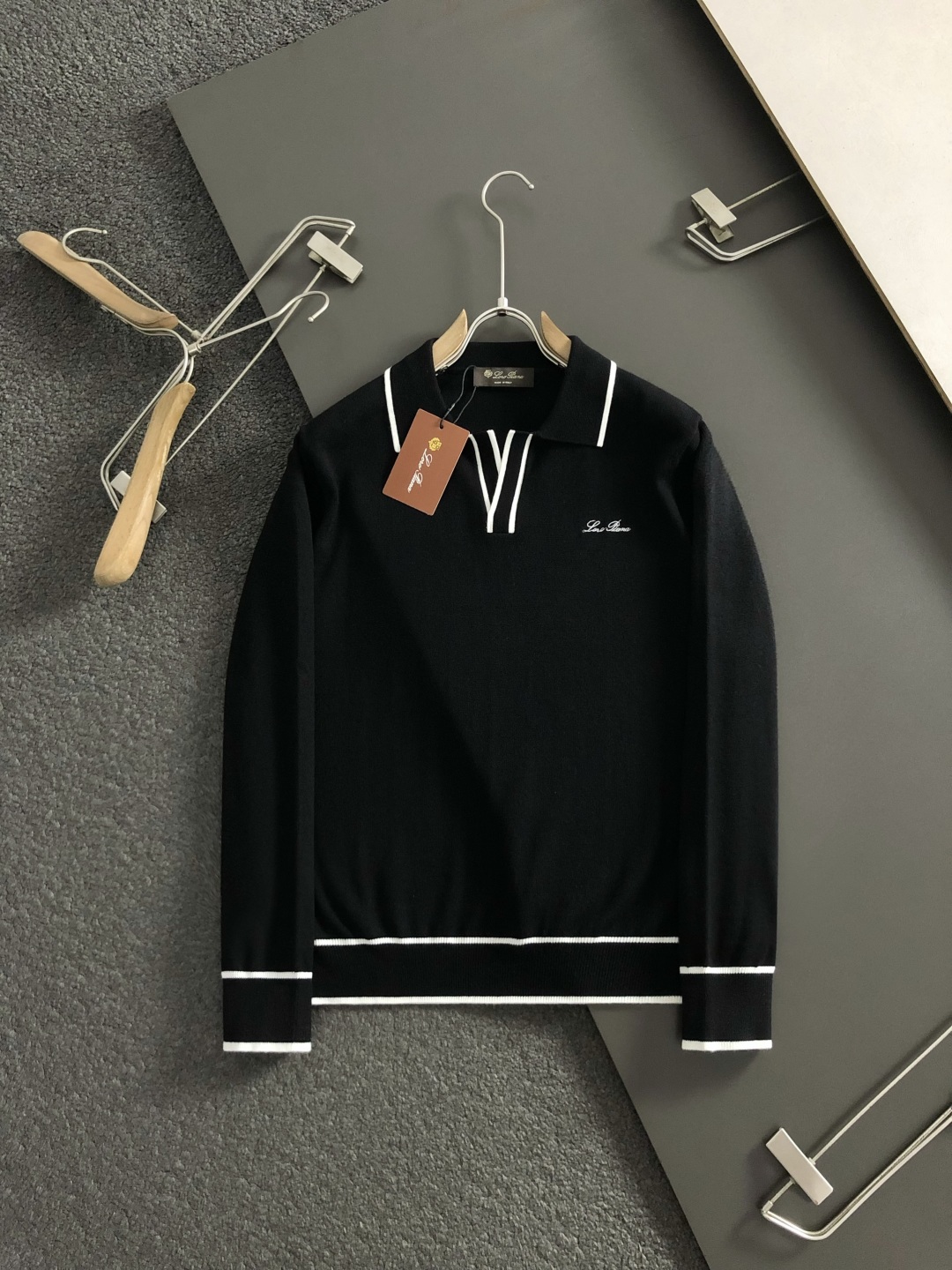 P200 LP*合身版型M-xxxl
2025秋冬潮牌黑白撞色羊毛衫,以海鸥领口工艺元素点缀为主调,巧妙刺绣字母搭配元素,打破传统羊毛的单调感,彰显个性与不羁。立体剪裁贴合身形,设计利落有型,轻松拉长腿部线条,打造随性洒脱的休闲风格。优质面料舒适保暖,兼具保温性与舒适感,适合日常出街或轻户外场景。细节后背三角提花点缀,增添时尚质感,无论是搭配T恤牛仔裤的休闲look,还是叠的混搭风,都能轻松驾驭,是秋冬过渡季不可或缺的时尚单品。
现货颜色 黑色 米色