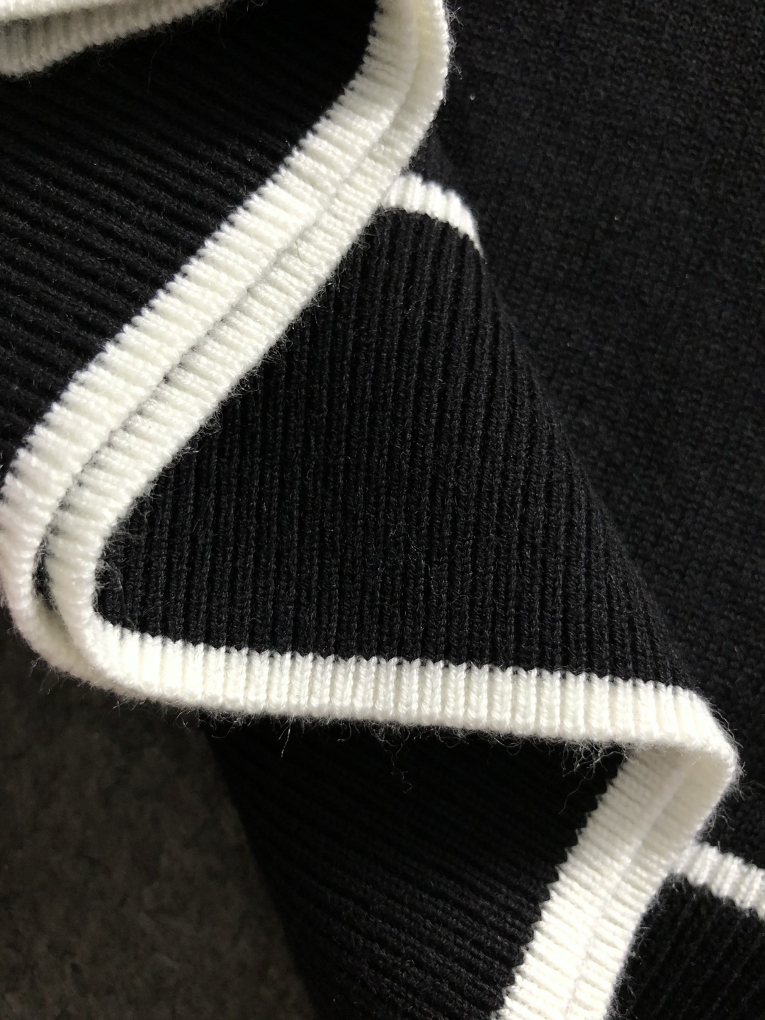 P200 LP*合身版型M-xxxl
2025秋冬潮牌黑白撞色羊毛衫,以海鸥领口工艺元素点缀为主调,巧妙刺绣字母搭配元素,打破传统羊毛的单调感,彰显个性与不羁。立体剪裁贴合身形,设计利落有型,轻松拉长腿部线条,打造随性洒脱的休闲风格。优质面料舒适保暖,兼具保温性与舒适感,适合日常出街或轻户外场景。细节后背三角提花点缀,增添时尚质感,无论是搭配T恤牛仔裤的休闲look,还是叠的混搭风,都能轻松驾驭,是秋冬过渡季不可或缺的时尚单品。
现货颜色 黑色 米色