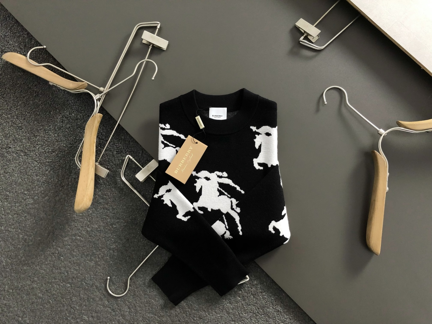 NO:622572,BBR*fitted version M-xxxl  The 2025 autumn and winter round neck sweater is mainly decorated with simple knight jacquard and incorporates multiple logo arrangement elements to break the monotony of traditional sweaters and highlight individuality and uninhibitedness. The three-dimensional tailoring fits the body shape and the design is neat and stylish. It can easily lengthen the leg lines and create a casual and free style. High quality  The fabric is comfortable and warm, has both thermal insulation and comfort, and is suitable for daily outings or light outdoor scenes. The triangular jacquard embellishment on the back adds a fashionable texture. Whether it is a casual look with a T-shirt and jeans, or a layered mix and match style, it can be easily controlled. It is an indispensable fashion item in the autumn and winter transition seasons.  Spot color black white, jeans, tees, t-shirt, alexander wang19860909BBR*合身版型M-xxxl 2025秋冬圆领针织衫,以简约骑士提花点缀为主调,融入多logo排列元素,打破传统的针织衫单调感,彰显个性与不羁.立体剪裁贴合身形,设计利落有型,轻松拉长腿部线条,打造随性洒脱的休闲风格.优质面料舒适保暖,兼具保温性与舒适感,适合日常出街或轻户外场景.细节后背三角提花点缀,增添时尚质感,无论是搭配T恤牛仔裤的休闲look,还是叠的混搭风,都能轻松驾驭,是秋冬过渡季不可或缺的时尚单品. 现货颜色 黑色 白色,,jeans,tees，t-shirt,alexander wang,Men's clothing