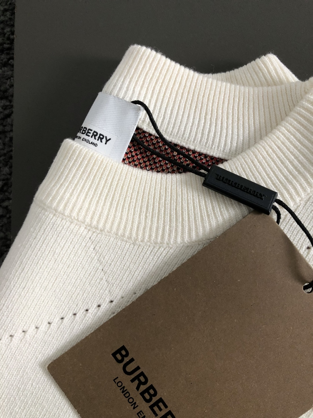 BBR**微宽版型M-xxxl2025秋冬格纹羊毛衫，以撞色格纹拼接工艺元素点缀为主调，巧妙镂空菱形格元