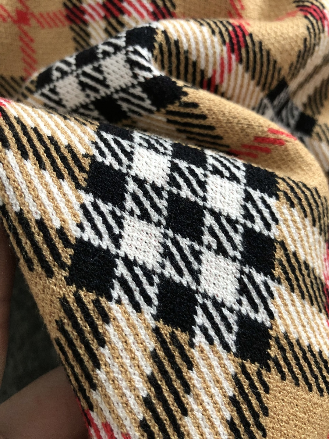 BBR**微宽版型M-xxxl2025秋冬格纹羊毛衫，以撞色格纹拼接工艺元素点缀为主调，巧妙镂空菱形格元