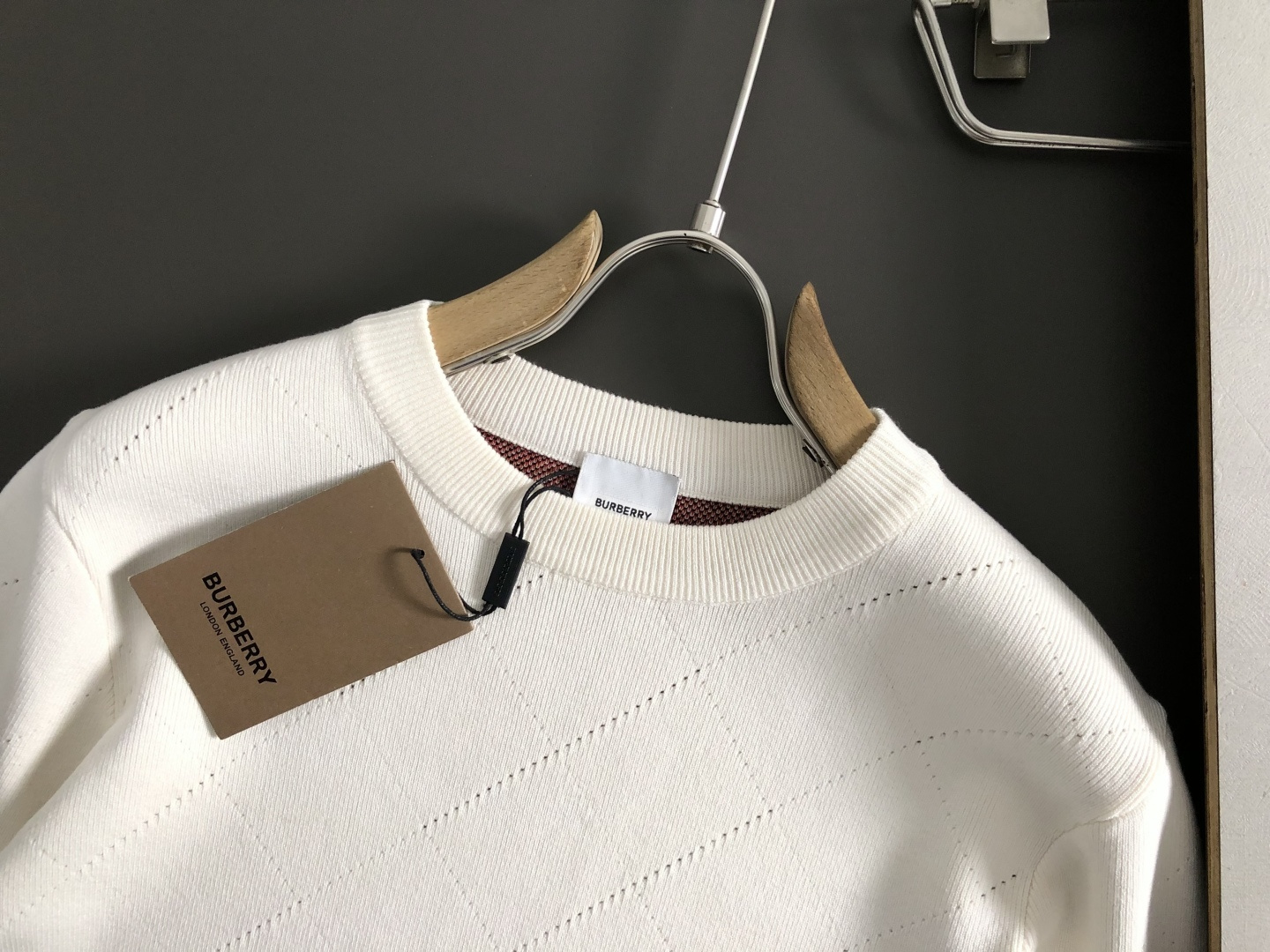 BBR**微宽版型M-xxxl2025秋冬格纹羊毛衫，以撞色格纹拼接工艺元素点缀为主调，巧妙镂空菱形格元