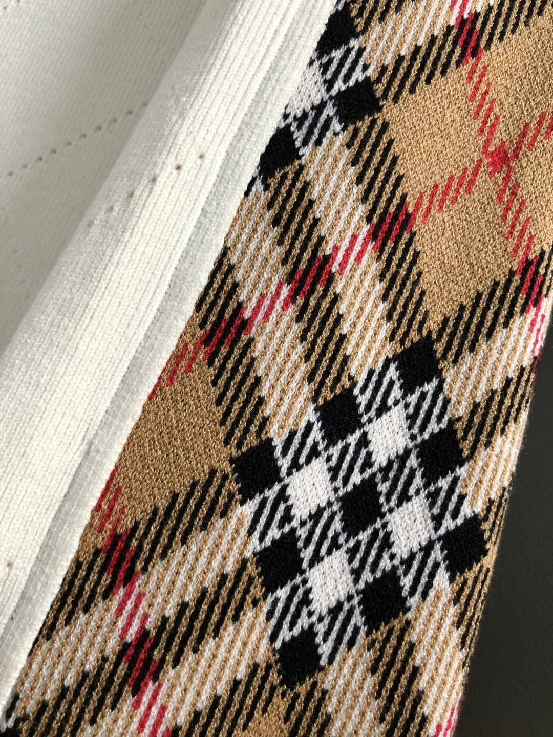 BBR**微宽版型M-xxxl2025秋冬格纹羊毛衫，以撞色格纹拼接工艺元素点缀为主调，巧妙镂空菱形格元