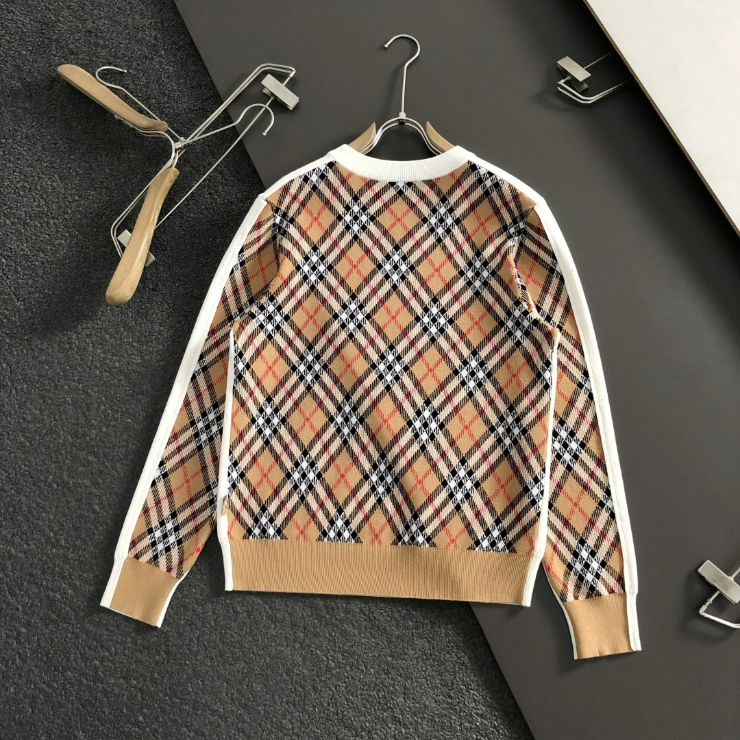 BBR**微宽版型M-xxxl2025秋冬格纹羊毛衫，以撞色格纹拼接工艺元素点缀为主调，巧妙镂空菱形格元