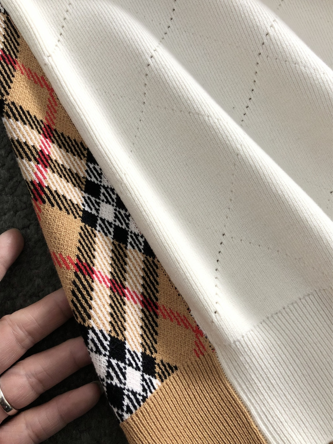 BBR**微宽版型M-xxxl2025秋冬格纹羊毛衫，以撞色格纹拼接工艺元素点缀为主调，巧妙镂空菱形格元