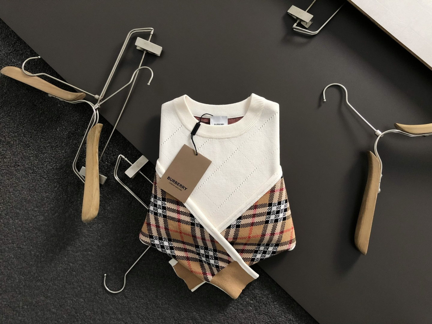 BBR**微宽版型M-xxxl2025秋冬格纹羊毛衫，以撞色格纹拼接工艺元素点缀为主调，巧妙镂空菱形格元