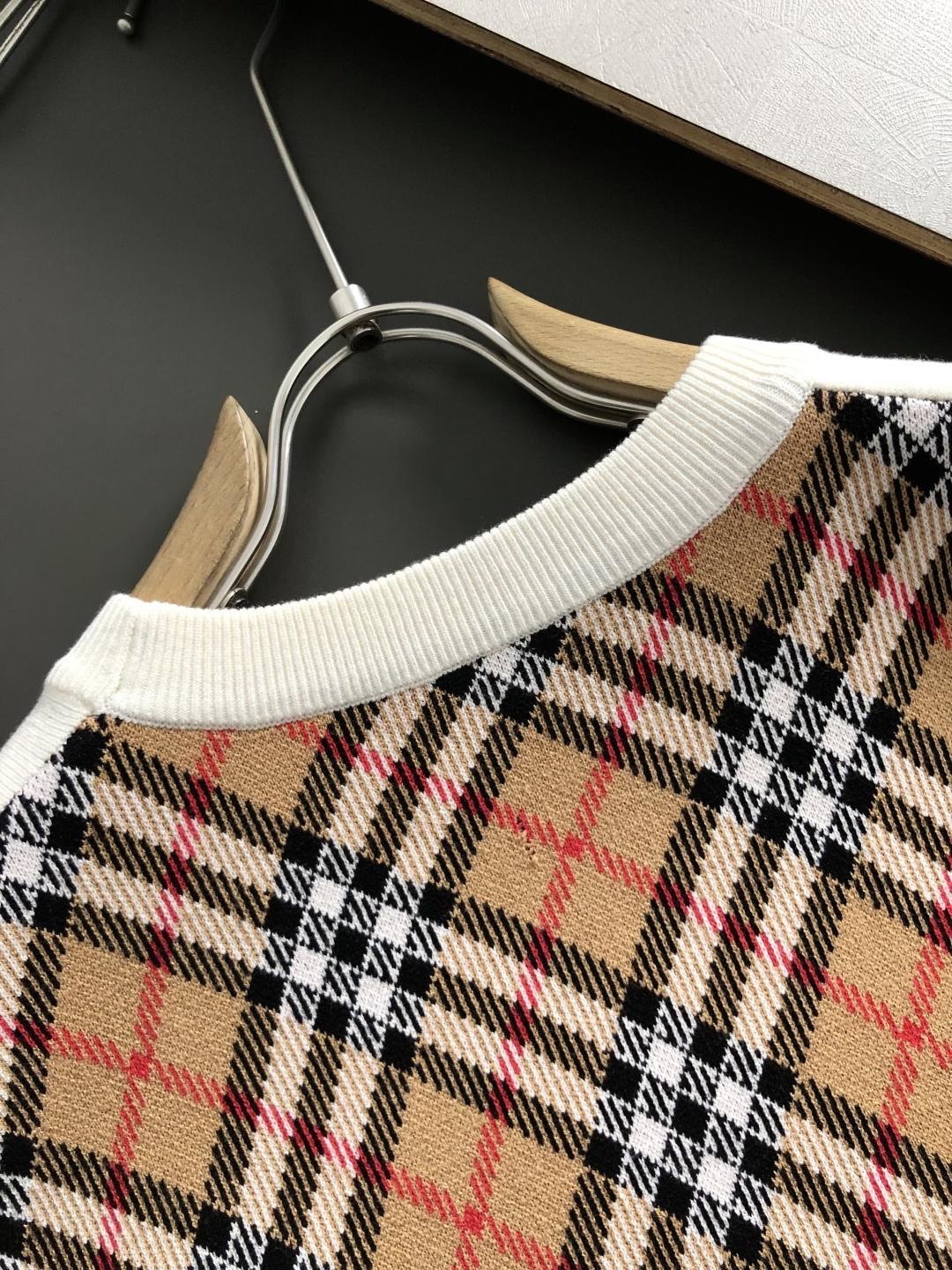 BBR**微宽版型M-xxxl2025秋冬格纹羊毛衫，以撞色格纹拼接工艺元素点缀为主调，巧妙镂空菱形格元