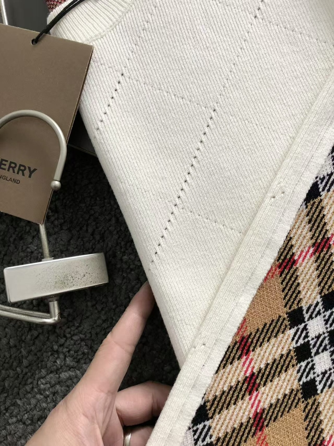 BBR**微宽版型M-xxxl2025秋冬格纹羊毛衫，以撞色格纹拼接工艺元素点缀为主调，巧妙镂空菱形格元