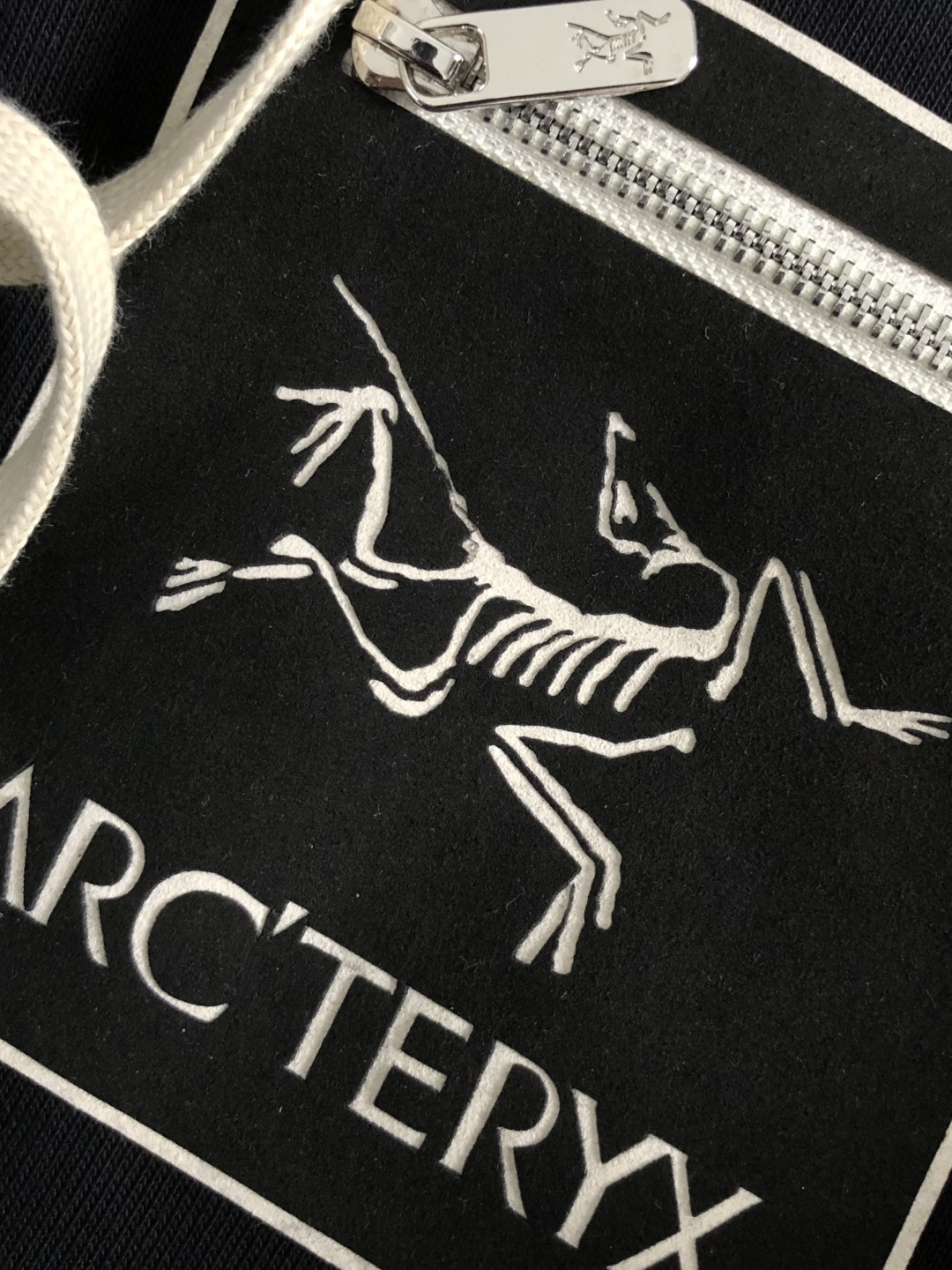 SZN*套装版型M-XXXl2025秋冬潮牌印花拉链套装，以拉链口袋字母印花点缀为主调，巧妙融入经典配色