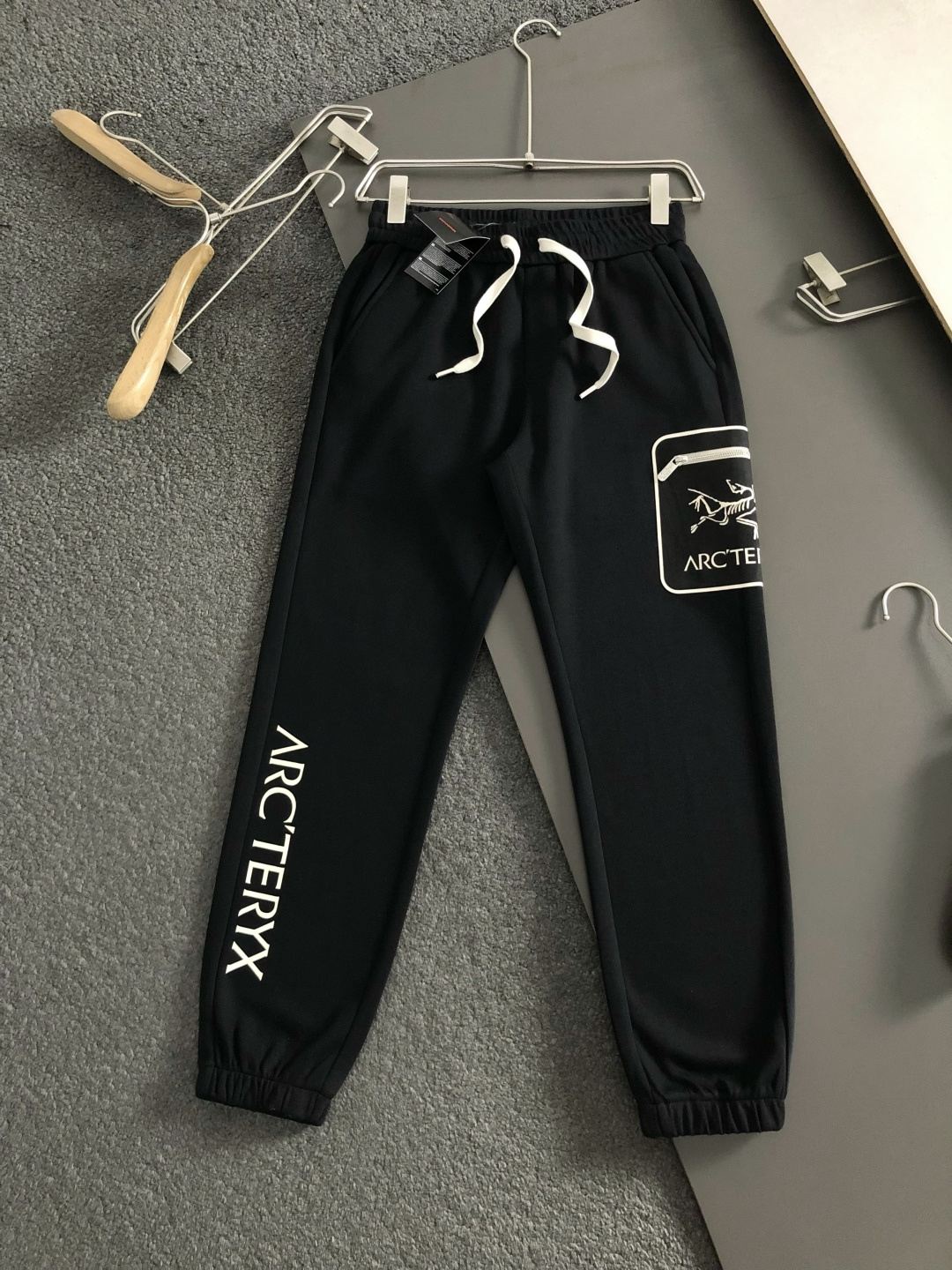 SZN*套装版型M-XXXl2025秋冬潮牌印花拉链套装，以拉链口袋字母印花点缀为主调，巧妙融入经典配色