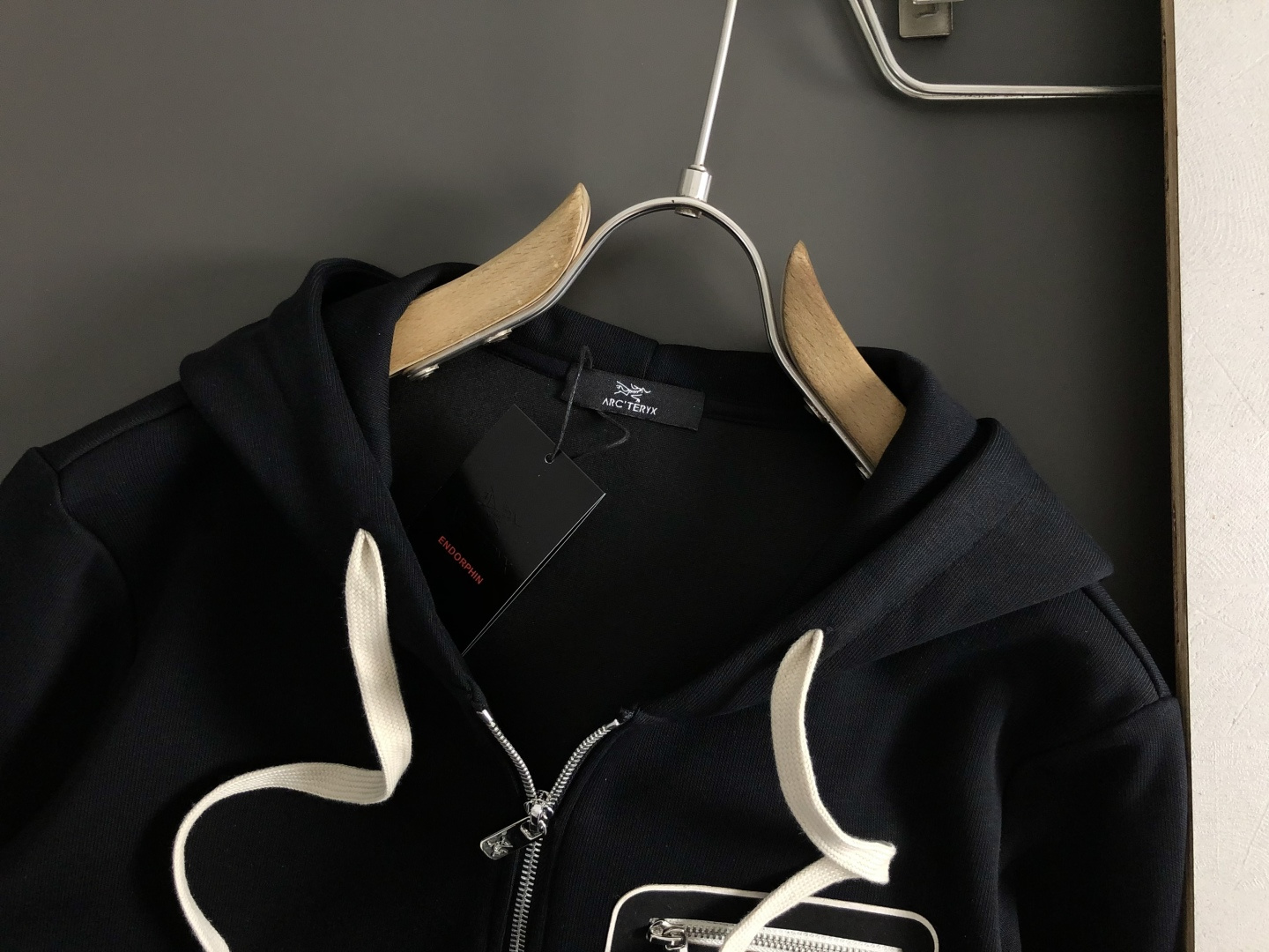 SZN*套装版型M-XXXl2025秋冬潮牌印花拉链套装，以拉链口袋字母印花点缀为主调，巧妙融入经典配色