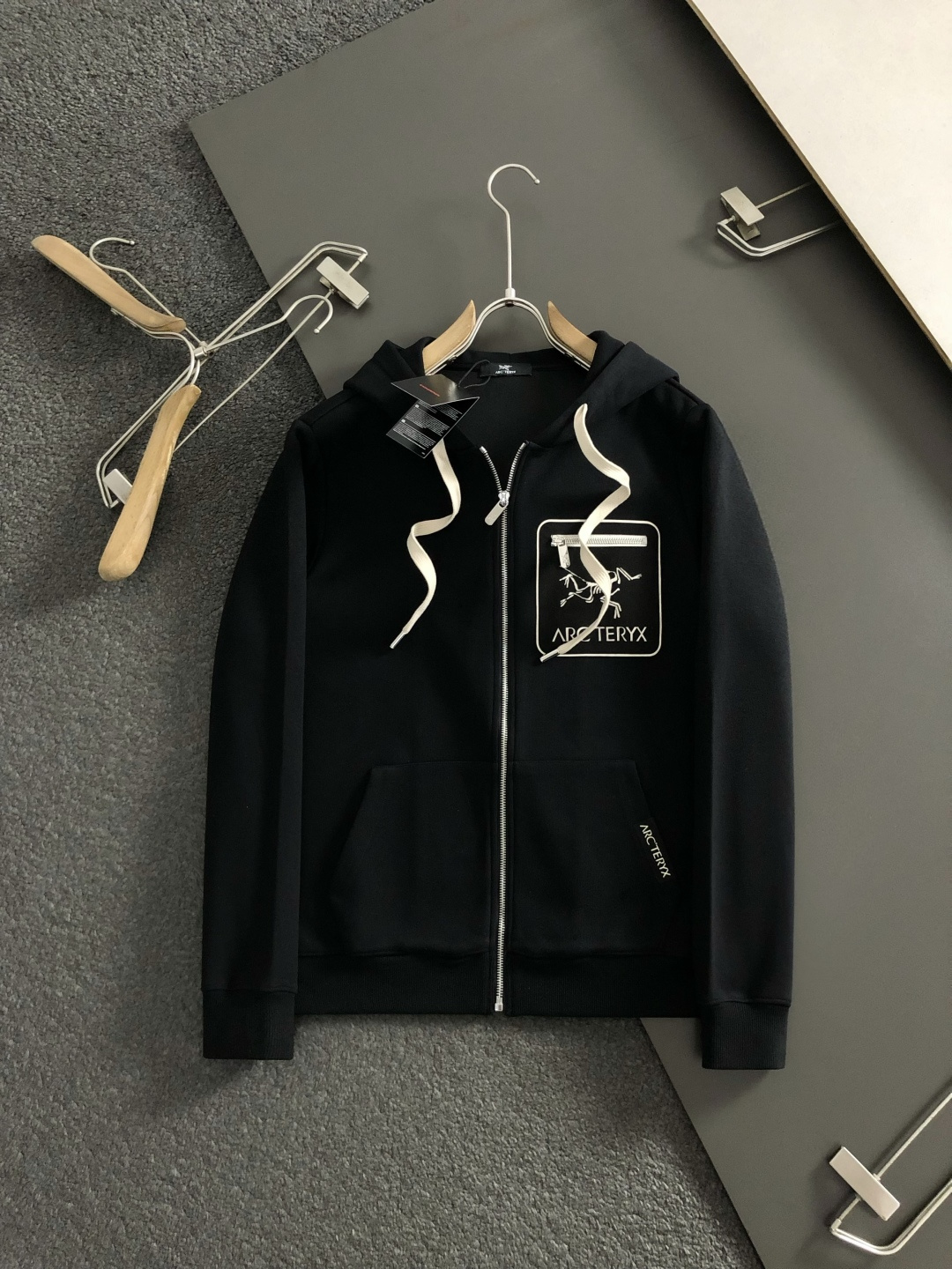 SZN*套装版型M-XXXl2025秋冬潮牌印花拉链套装，以拉链口袋字母印花点缀为主调，巧妙融入经典配色