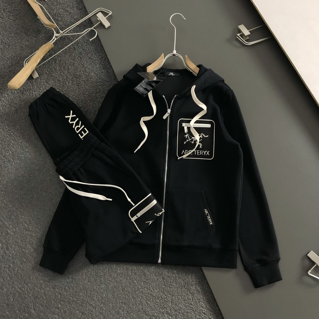 SZN*套装版型M-XXXl2025秋冬潮牌印花拉链套装，以拉链口袋字母印花点缀为主调，巧妙融入经典配色