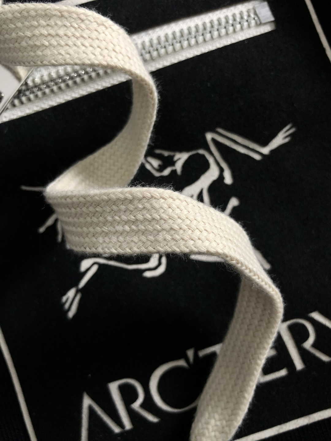 SZN*套装版型M-XXXl2025秋冬潮牌印花拉链套装，以拉链口袋字母印花点缀为主调，巧妙融入经典配色