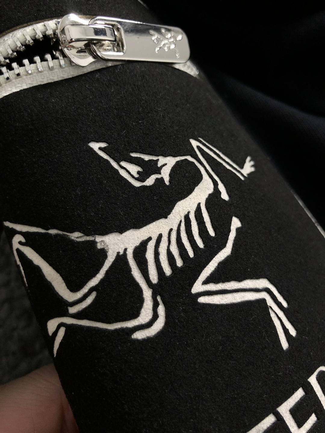 SZN*套装版型M-XXXl2025秋冬潮牌印花拉链套装，以拉链口袋字母印花点缀为主调，巧妙融入经典配色