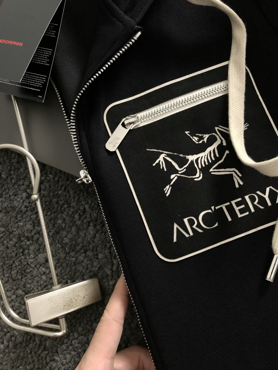 SZN*套装版型M-XXXl2025秋冬潮牌印花拉链套装，以拉链口袋字母印花点缀为主调，巧妙融入经典配色