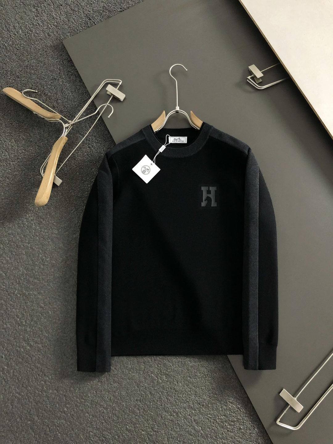 Hms*合身版型M-xxxl2025秋冬圆领羊毛衫，以黑灰拼接是双层领口元素点缀为主调，融入H字母立体贴