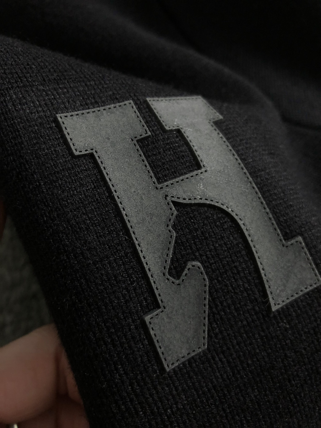 Hms*合身版型M-xxxl2025秋冬圆领羊毛衫，以黑灰拼接是双层领口元素点缀为主调，融入H字母立体贴