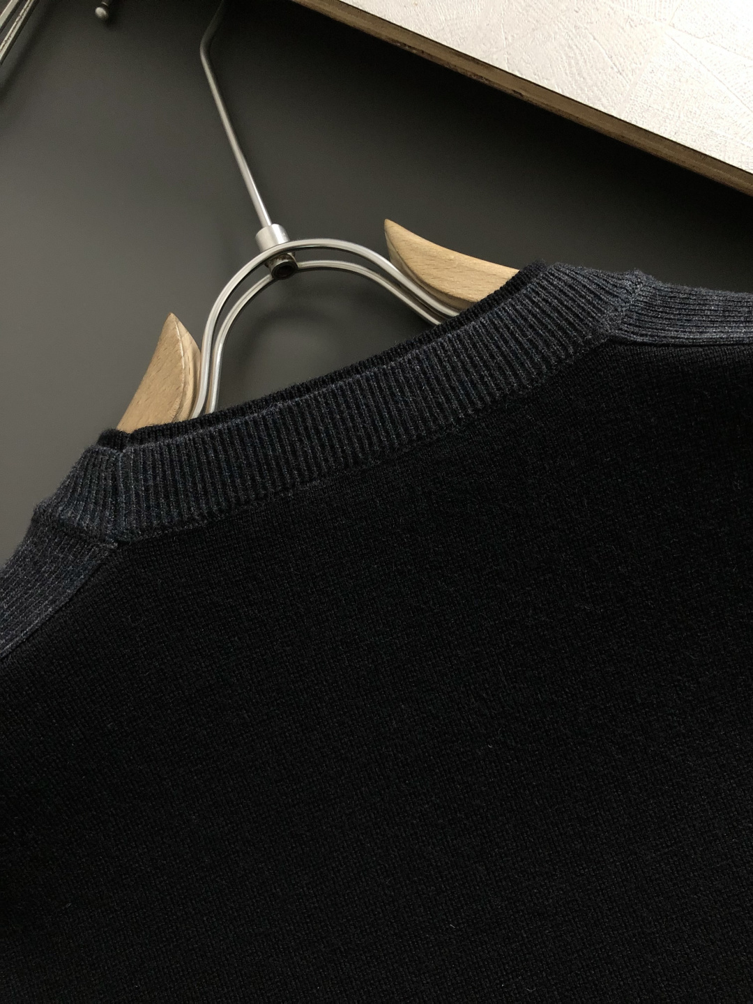 Hms*合身版型M-xxxl2025秋冬圆领羊毛衫，以黑灰拼接是双层领口元素点缀为主调，融入H字母立体贴