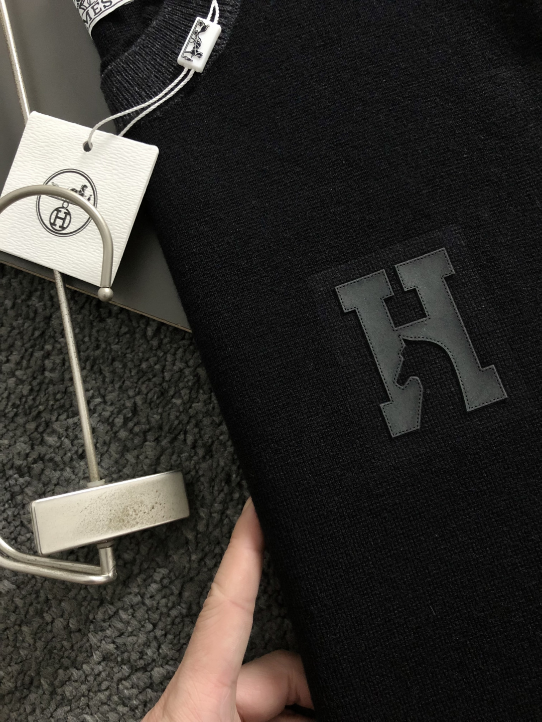 Hms*合身版型M-xxxl2025秋冬圆领羊毛衫，以黑灰拼接是双层领口元素点缀为主调，融入H字母立体贴