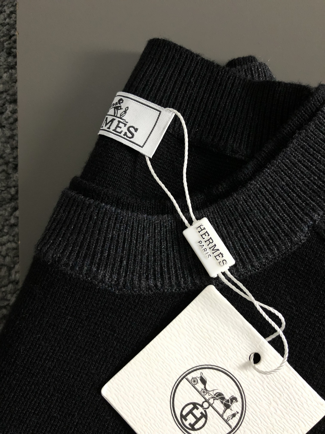 Hms*合身版型M-xxxl2025秋冬圆领羊毛衫，以黑灰拼接是双层领口元素点缀为主调，融入H字母立体贴