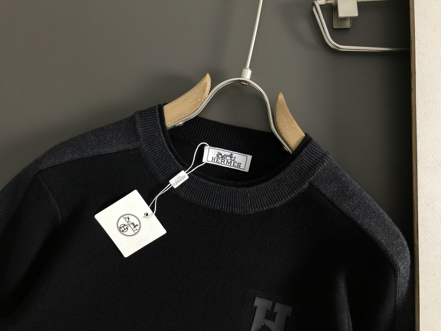 Hms*合身版型M-xxxl2025秋冬圆领羊毛衫，以黑灰拼接是双层领口元素点缀为主调，融入H字母立体贴