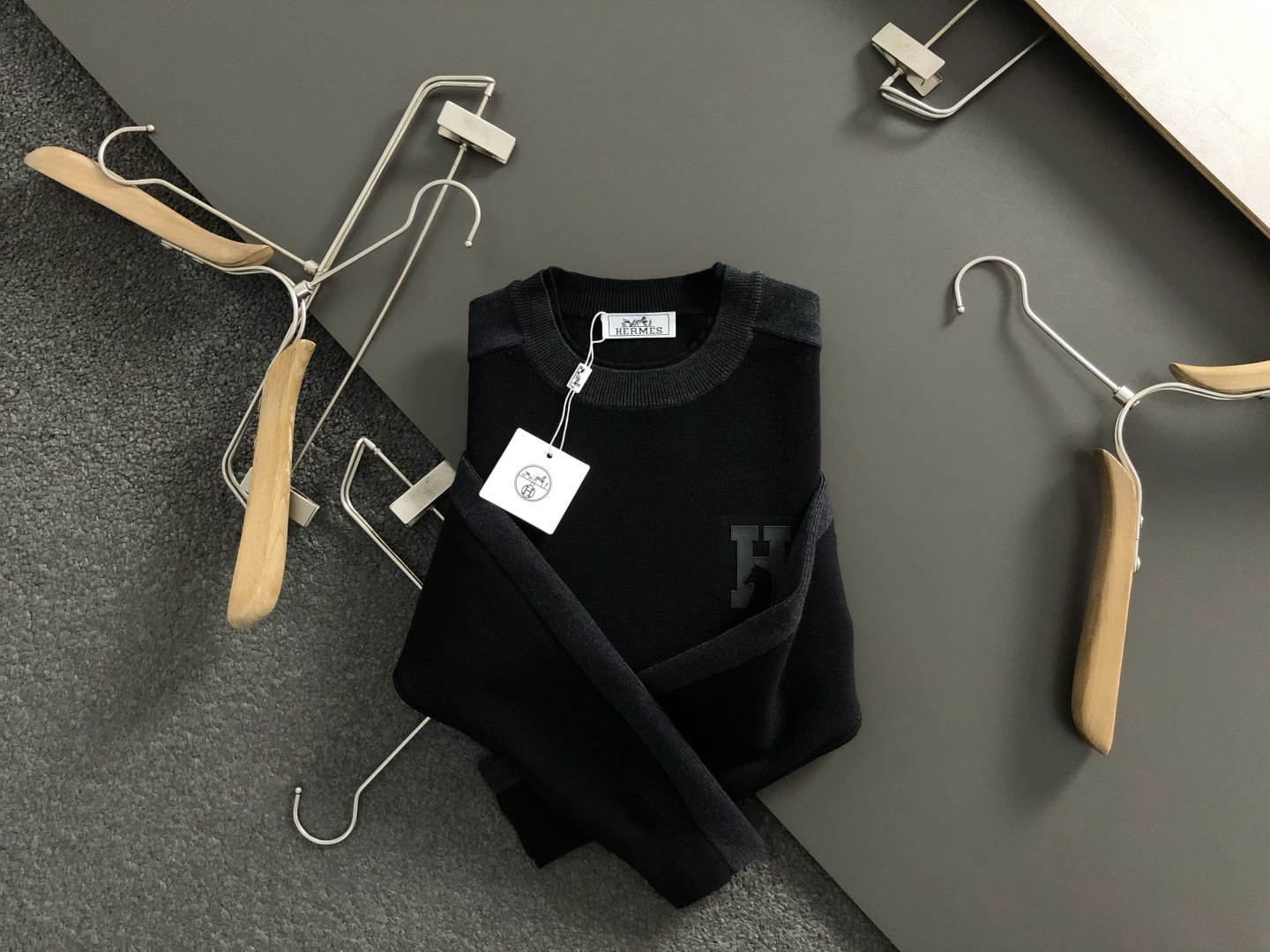 Hms*合身版型M-xxxl2025秋冬圆领羊毛衫，以黑灰拼接是双层领口元素点缀为主调，融入H字母立体贴