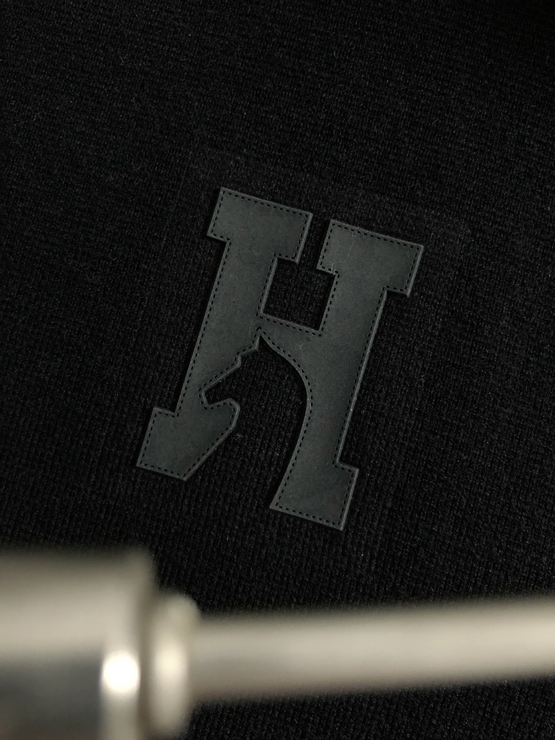 Hms*合身版型M-xxxl2025秋冬圆领羊毛衫，以黑灰拼接是双层领口元素点缀为主调，融入H字母立体贴