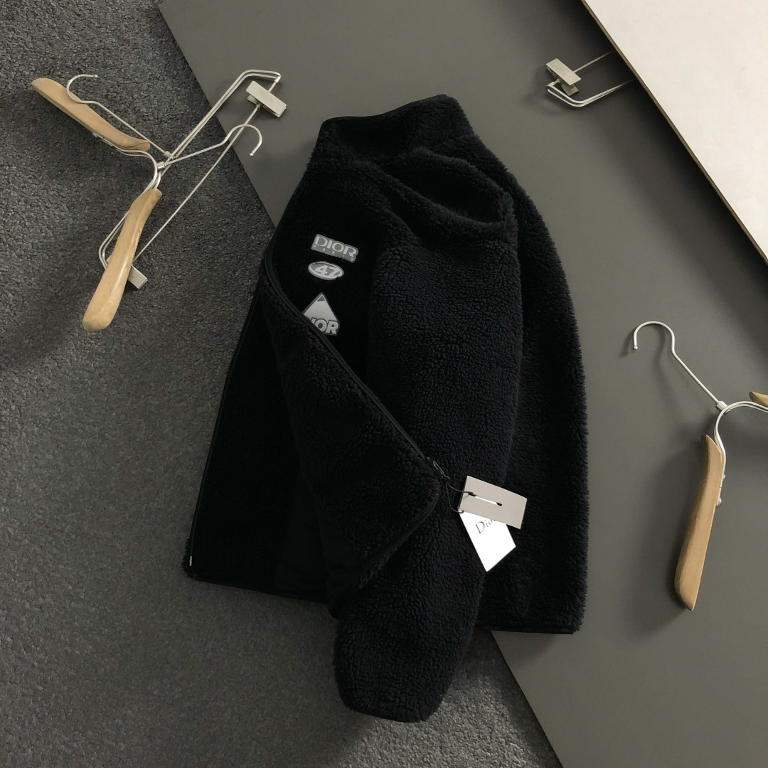 Dir*合身版型S-XXL2025秋冬潮牌精仿颗粒绒立领外套，以最远排列贴标主调，巧妙融入字母印花元素，