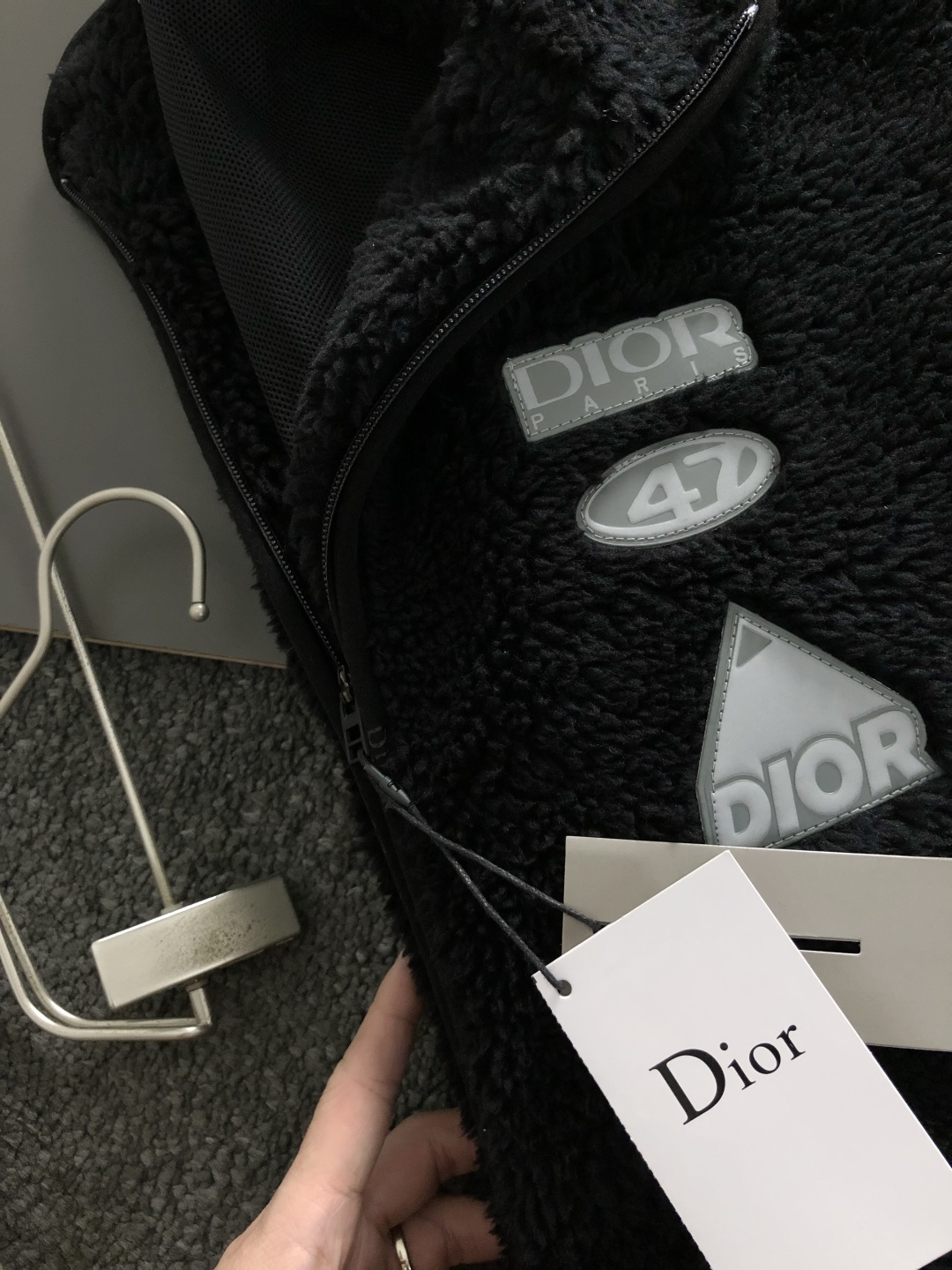 Dir*合身版型S-XXL2025秋冬潮牌精仿颗粒绒立领外套，以最远排列贴标主调，巧妙融入字母印花元素，