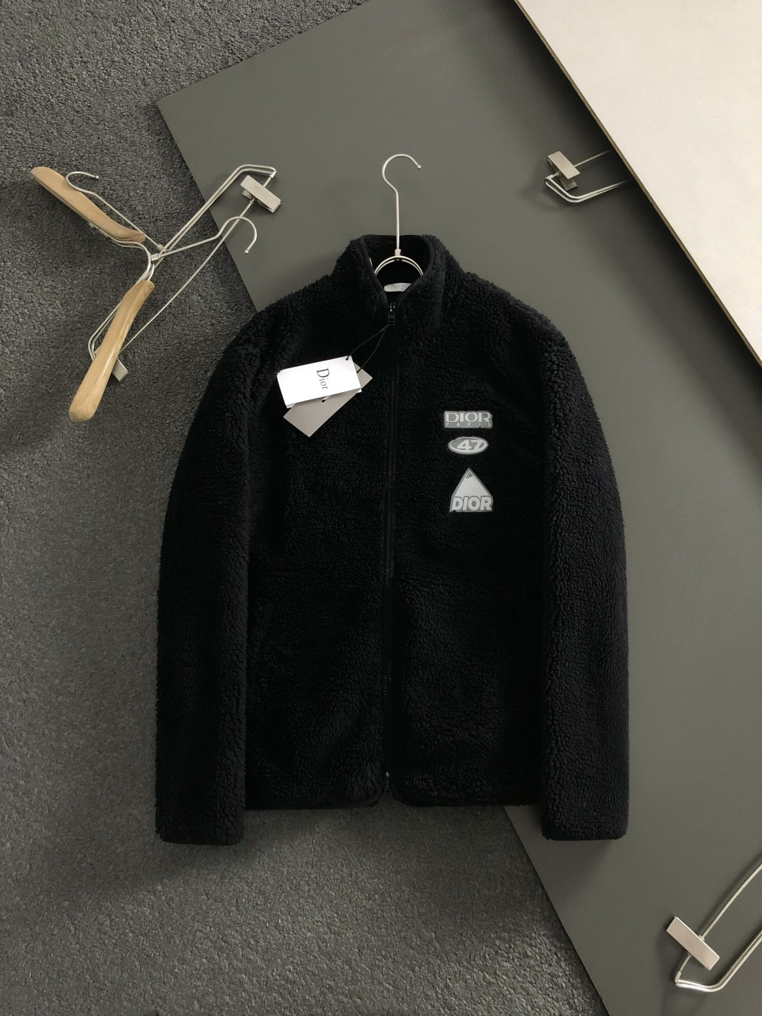 Dir*合身版型S-XXL2025秋冬潮牌精仿颗粒绒立领外套，以最远排列贴标主调，巧妙融入字母印花元素，